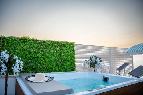 Hot tub, Amare Luxury Suite And Room Vista Mare in Palese
