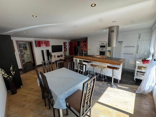 Appartement 6 personnes avec Terrasse et Jacuzzi plein cœur centre-ville quartier du Port de Nice - image 8