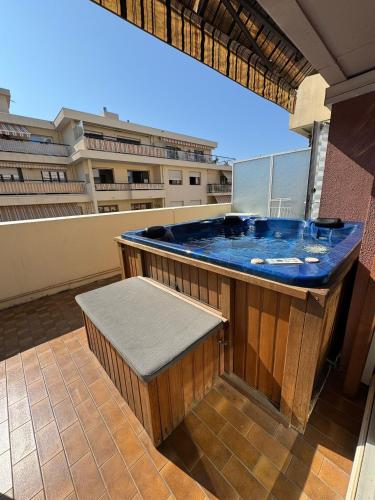 Appartement 6 personnes avec Terrasse et Jacuzzi plein cœur centre-ville quartier du Port de Nice - image 12