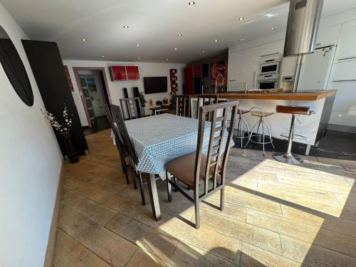 Appartement 6 personnes avec Terrasse et Jacuzzi plein cœur centre-ville quartier du Port de Nice - image 6