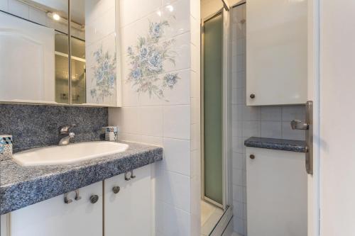 Shower, Cosse Marine - Le Grau d'Agde near Le Quai 2