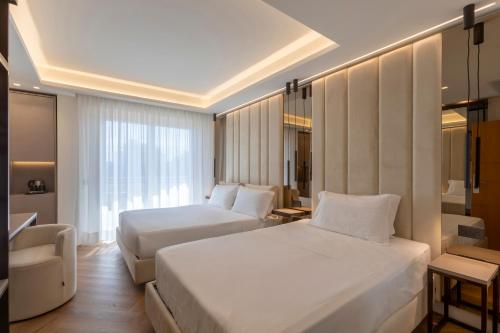 1 queen bed, 2 twin beds