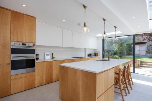 Veeve - The Oval House