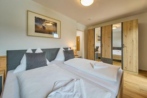 1 queen bed, 1 twin bed