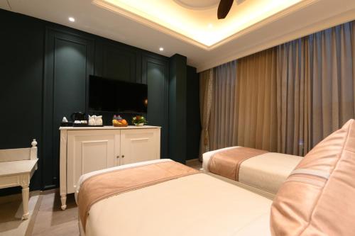 Large Twin Room image 7