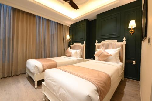 Large Twin Room image 6