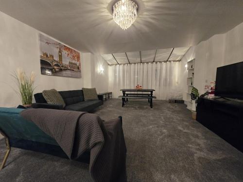 Peaceful four bed town house Free parking Windsor Heathrow