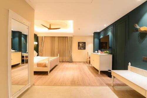 King Room image 3