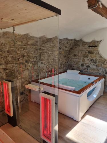 Pezsgőfürdő, "Rosa di sera" - Relax in Toscana con Spa privata in Tresana