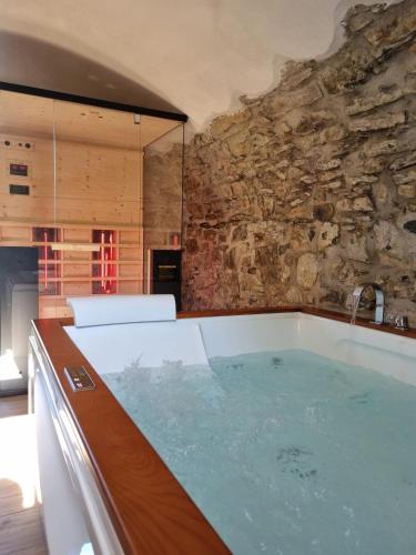Pezsgőfürdő, "Rosa di sera" - Relax in Toscana con Spa privata in Tresana
