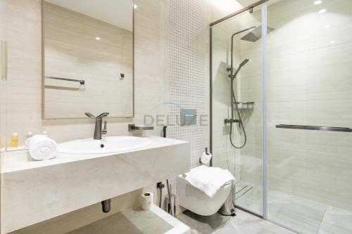 1BR with Pool and City Views, Minutes from Dubai Water Canal & Easy Access to Downtown, Nobles Tower, Business Bay by Deluxe Holiday Homes, Dubai (foto 6)
