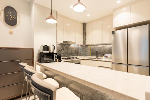 1BR with Pool and City Views, Minutes from Dubai Water Canal & Easy Access to Downtown, Nobles Tower, Business Bay by Deluxe Holiday Homes, Dubai (foto 9)