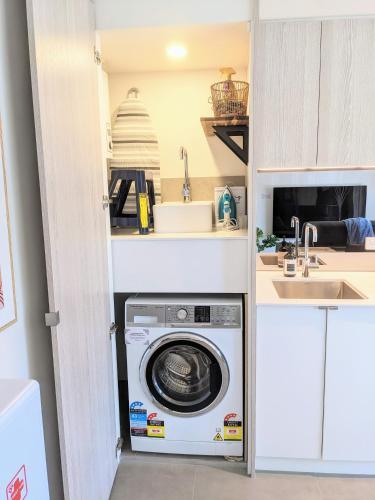 Bunduluk - Chic cosy apt, WiFi, Netflix, walk to food & shops in Lyneham