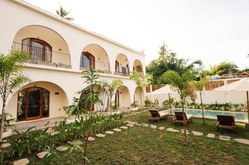 נוף חוץ, TWINFIN Surf House in לומבוק