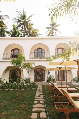 נוף חוץ, TWINFIN Surf House in לומבוק