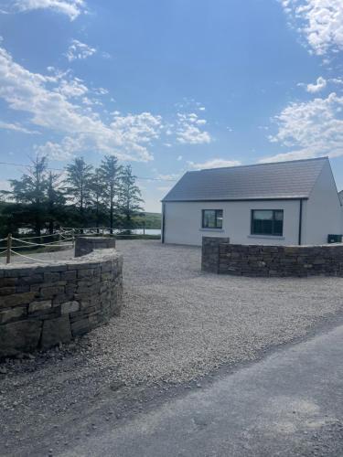 Lakeside lodge in Kilfenora