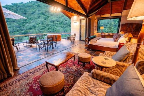 Private luxurious suite on Heysbrook Estate halfway to Kruger National Park in Waterval Boven