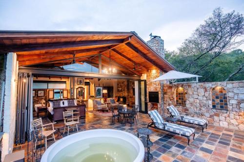 Private luxurious suite on Heysbrook Estate halfway to Kruger National Park in Waterval Boven