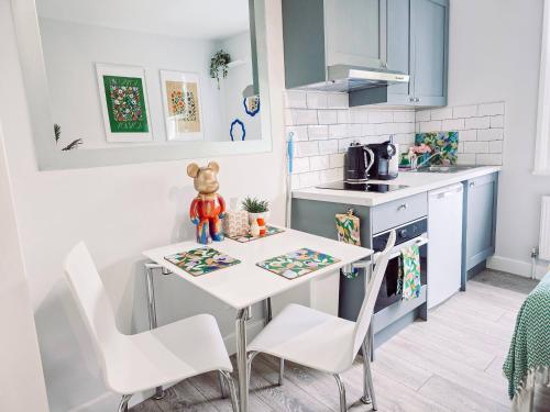 Stylish Central Studio | Walk to Notting Hill - image 5