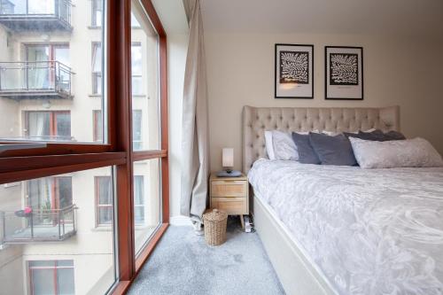 Exquisite and modern 2bed apartment in city centre - image 2