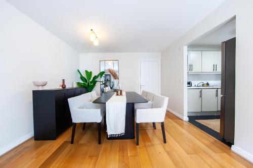 Exquisite and modern 2bed apartment in city centre - image 13