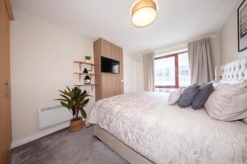 Exquisite and modern 2bed apartment in city centre - image 12