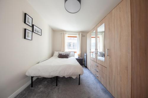 Exquisite and modern 2bed apartment in city centre - image 11