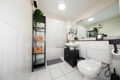 Exquisite and modern 2bed apartment in city centre - image 5
