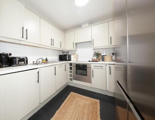 Exquisite and modern 2bed apartment in city centre - image 2