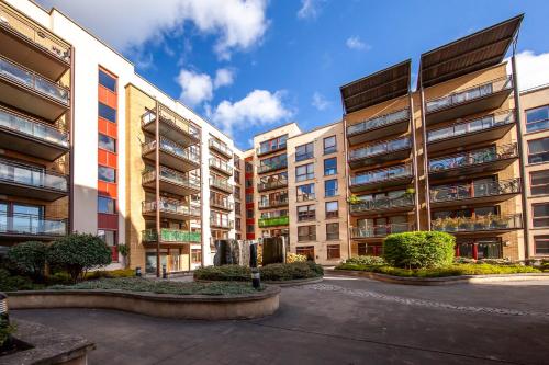 Exquisite and modern 2bed apartment in city centre - image 4