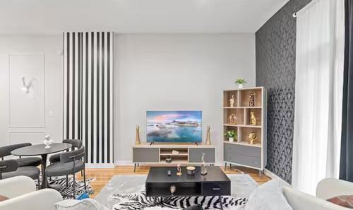 2 BD 2 BA Bucktown Safari Flat in Chicago, USA
