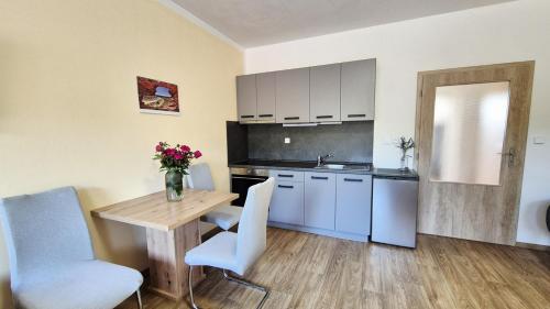 Penzion a restaurace Zlatovláska u zámku Červená Lhota (Penzion a restaurace Zlatovlaska u zamku Cervena Lhota) in Pluhův Žďár