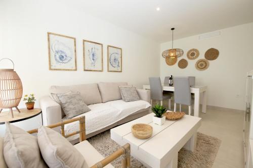 Estepona Port Apartment OLABLANCA in ปวยร์โต เด เอสเตโปนา