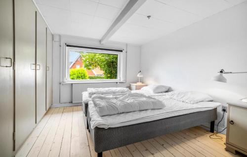 Cozy Home In Allinge With Kitchen in Tejn