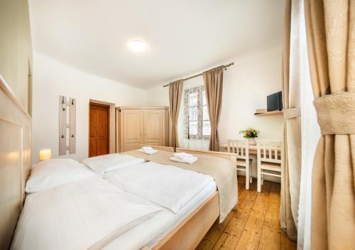 Standard Double or Twin Room image 10