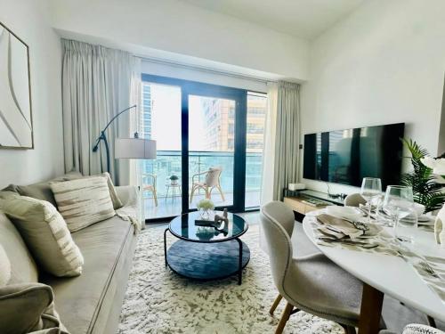 Stylish 1br Merano Tower Pool Parking, Dubai