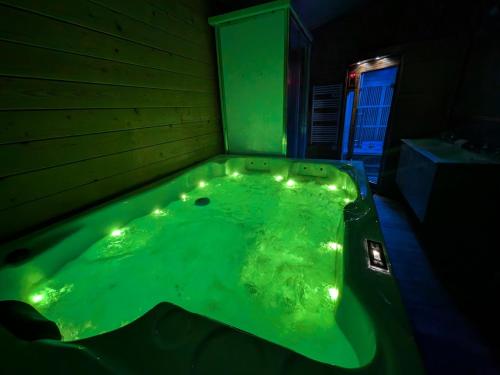 Chalet Jonquille avec Spa dans les Vosges du Sud - FR-1-583-500 in La Vaivre