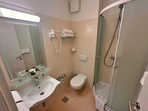 Double or Twin Room with Sea View image 5