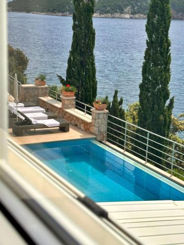 Double or Twin Room with Sea View image 2