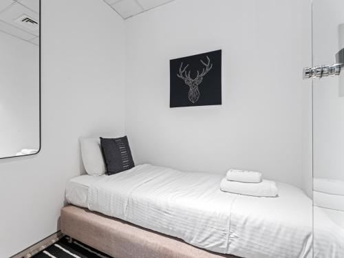 Chic City Escape - 2BR Plus Guest Room at Atria Business Bay - main image