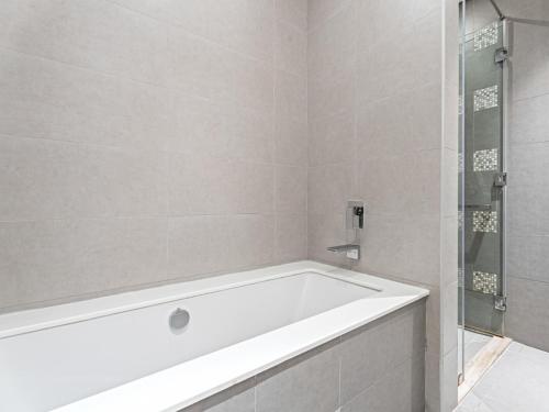 Chic City Escape - 2BR Plus Guest Room at Atria Business Bay - image 4