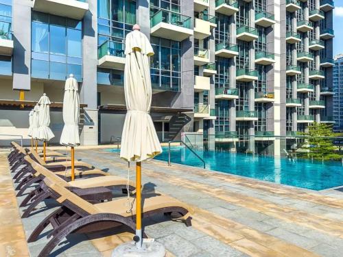 Chic City Escape - 2BR Plus Guest Room at Atria Business Bay - image 9