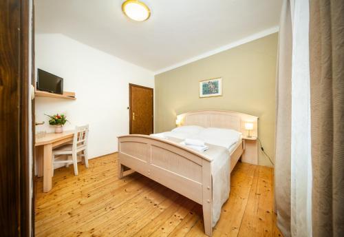 Basic Double Room image 5