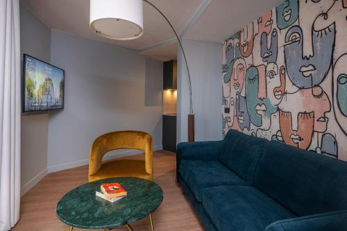 Montmartre Paris Suite - image 11