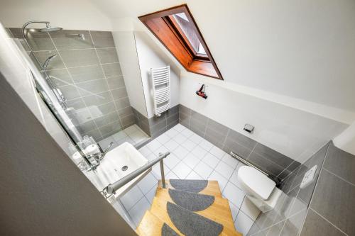 Basic Double Room image 3