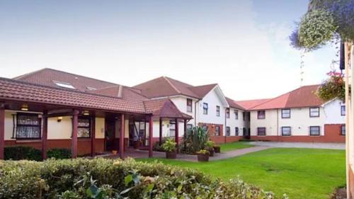 Ensuite in Northern Perimeter Road, Netherton, Merseyside in ครอสบี