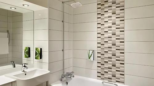 Ensuite in Northern Perimeter Road, Netherton, Merseyside in ครอสบี