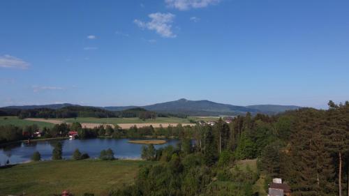 Tuvākā izklaides vieta, Chaloupka na jehličí (Chaloupka na jehlici) in Všelibice