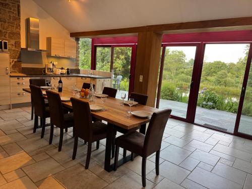 virtuve, Splendide MANOIR - Proche plages - 4 chambres - 3sdb - 8 pers - WIFI in Plouegat Moysan