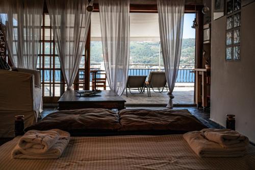 Roditses Beach Sea Front Apartments - Samos